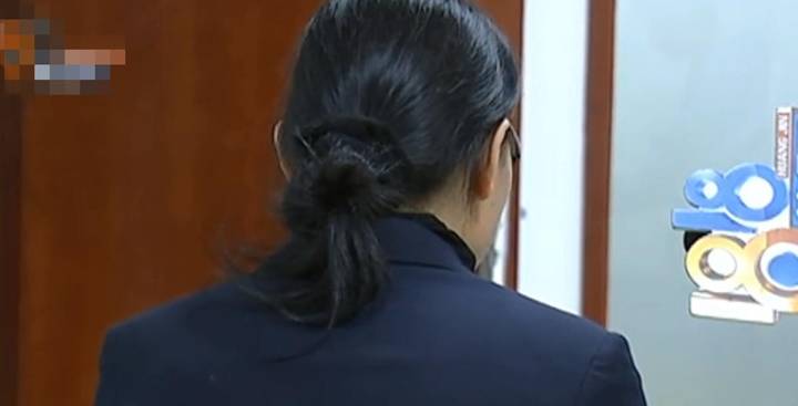 银行卡被冻结，女子不明原因，警方：涉案账户被冻结