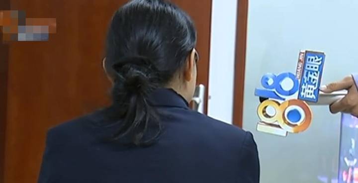 银行卡被冻结，女子不明原因，警方：涉案账户被冻结