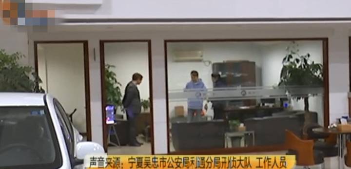 银行卡被冻结，女子不明原因，警方：涉案账户被冻结