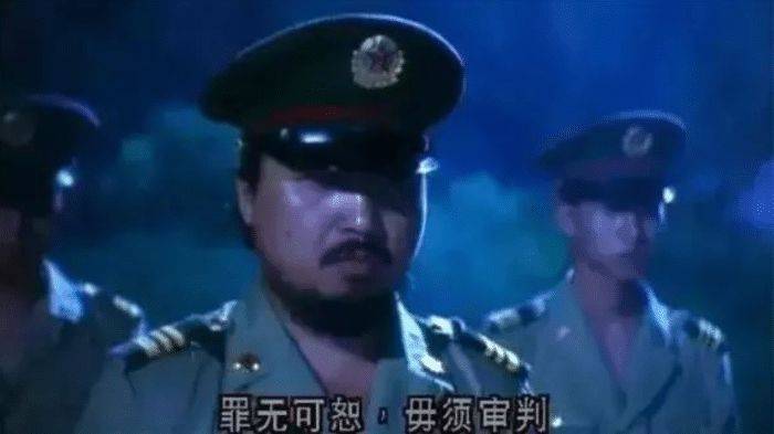 还记得《国产凌凌漆》中，当年星爷用100元人民币收买的警察吗？