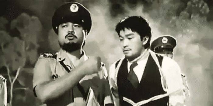 还记得《国产凌凌漆》中，当年星爷用100元人民币收买的警察吗？