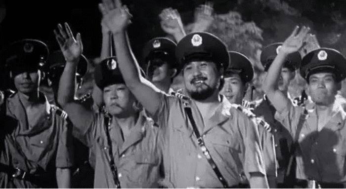 还记得《国产凌凌漆》中，当年星爷用100元人民币收买的警察吗？