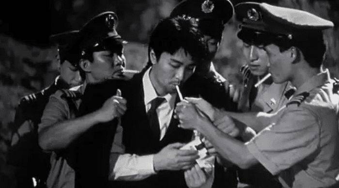 还记得《国产凌凌漆》中，当年星爷用100元人民币收买的警察吗？
