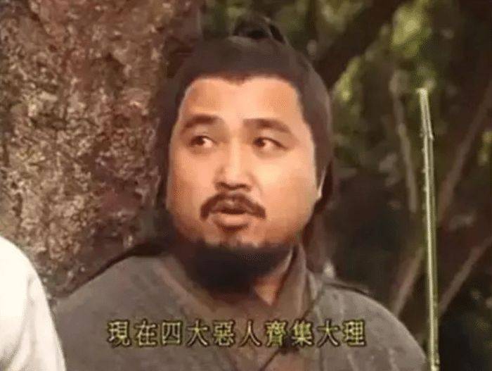 还记得《国产凌凌漆》中，当年星爷用100元人民币收买的警察吗？