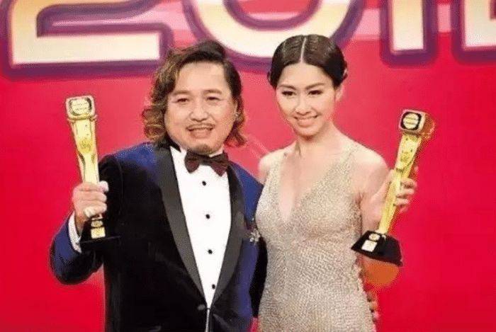 还记得《国产凌凌漆》中，当年星爷用100元人民币收买的警察吗？