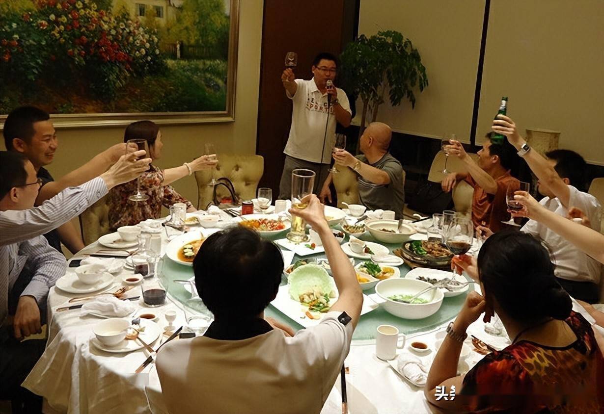 请客吃饭时，建议：牢记这4句“开场白”，让全桌人对你刮目相看