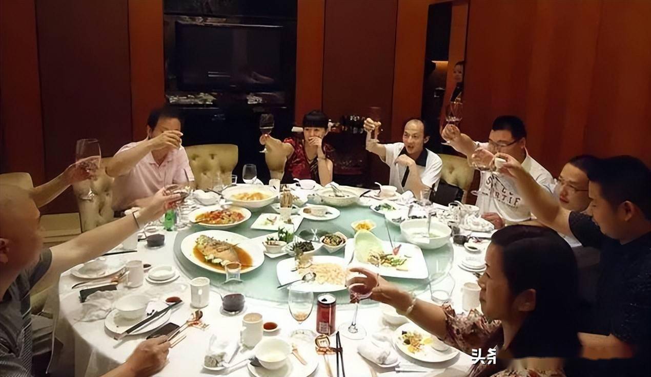 请客吃饭时，建议：牢记这4句“开场白”，让全桌人对你刮目相看