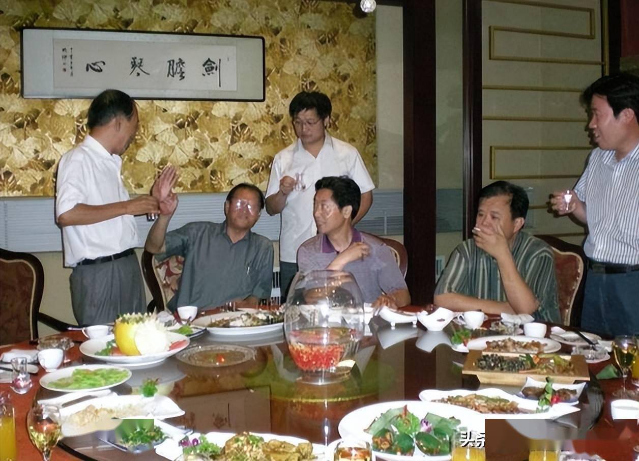 请客吃饭时，建议：牢记这4句“开场白”，让全桌人对你刮目相看