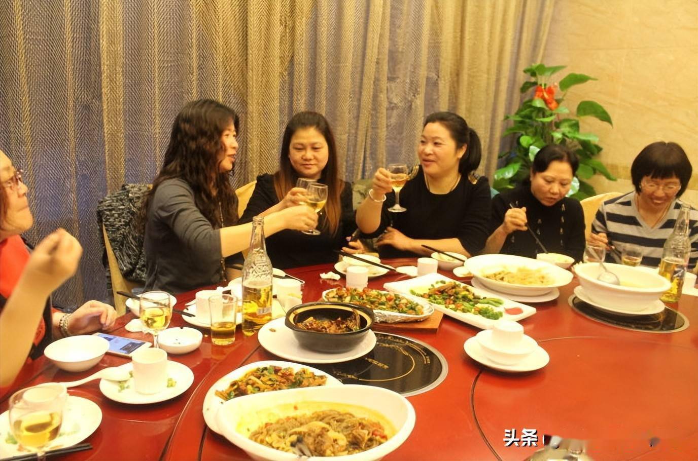 请客吃饭时，建议：牢记这4句“开场白”，让全桌人对你刮目相看