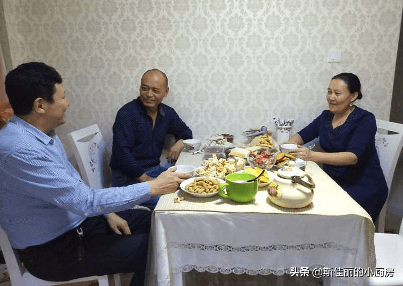 请客吃饭时，建议：牢记这4句“开场白”，让全桌人对你刮目相看