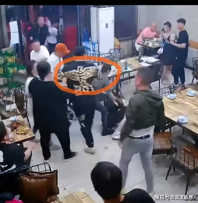唐山打人事件引发株连九族式的网暴，网暴者跟打人的暴徒有区别？
