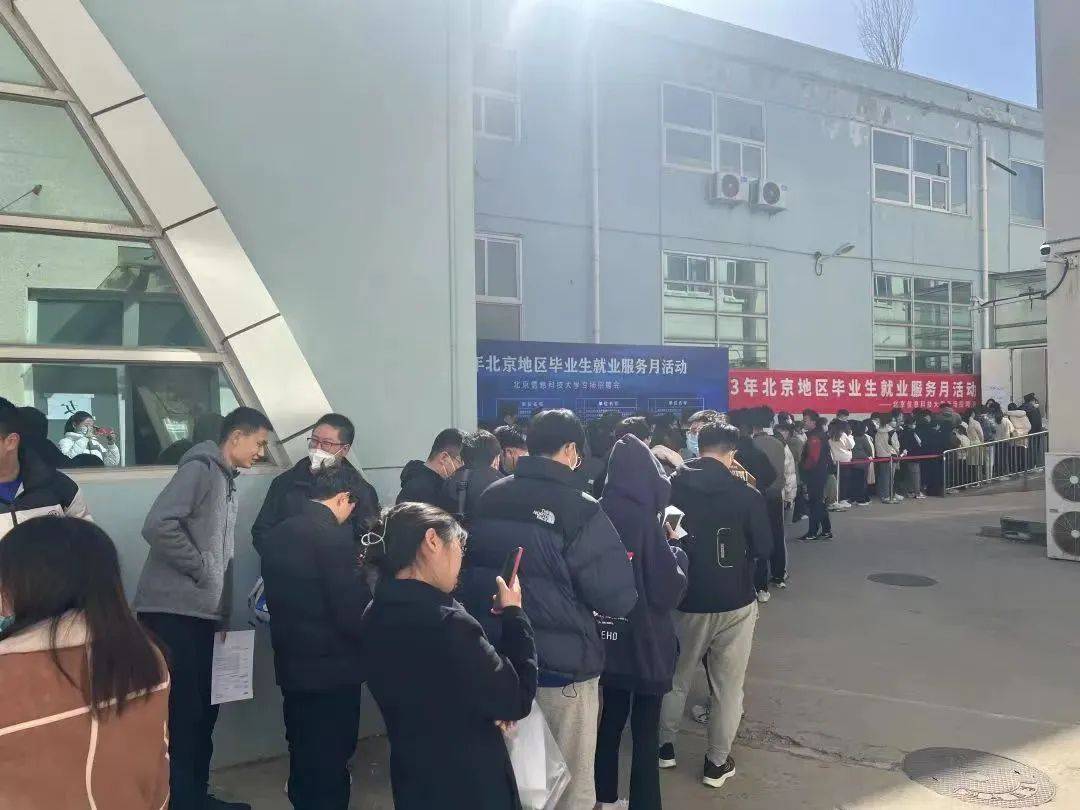 【双语新闻】数字文化16个行业年营业收入超4万亿元；今年北京硕博毕业生人数首超本科生......