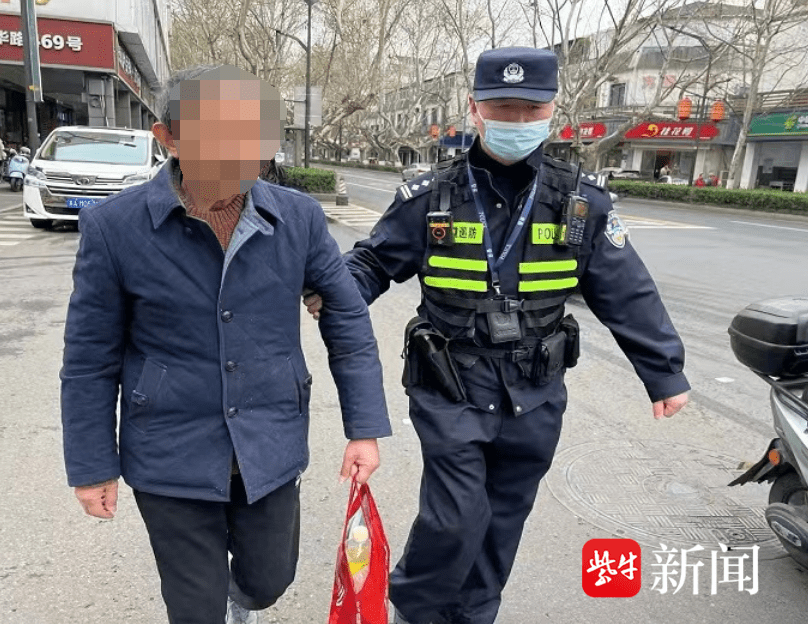 老人记忆错乱去银行买理财产品，民警护送他回家