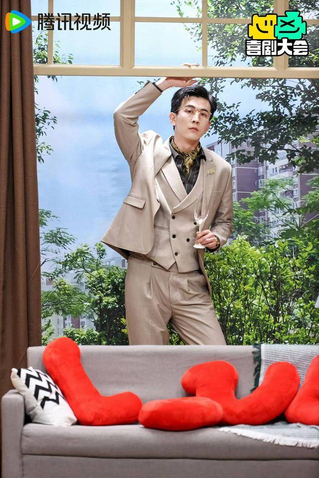 喜剧人李川谈“李总”：搜集“霸总”素材，被“油腻”整成“工伤”｜谈艺录