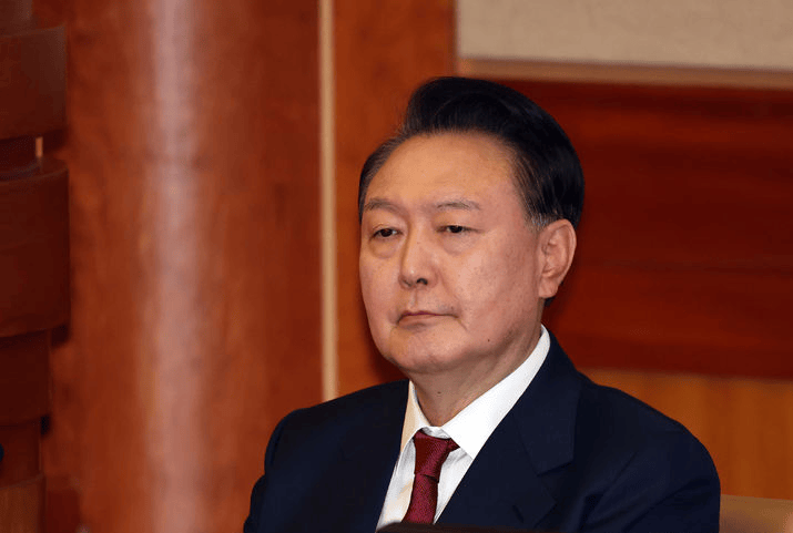尹锡悦被爆患有致盲率前三眼病黄斑变性，宣布戒严令前曾在医院接受诊疗
