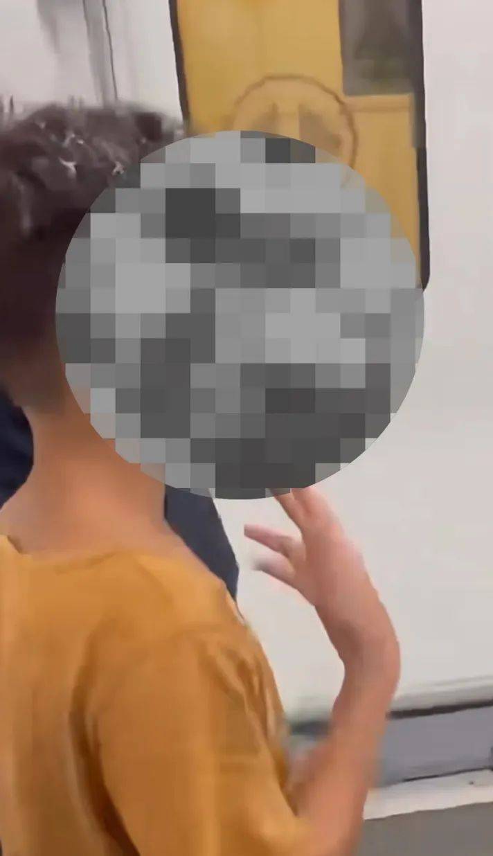 10岁男孩地铁上吸烟无人劝阻？拍摄者：小孩抽烟耍酷，南宁地铁：禁止吸烟，正调查处理