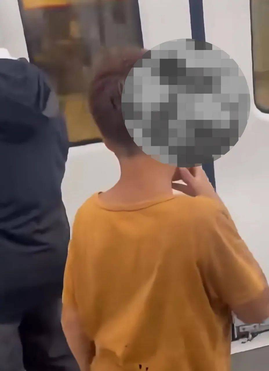 10岁男孩地铁上吸烟无人劝阻？拍摄者：小孩抽烟耍酷，南宁地铁：禁止吸烟，正调查处理
