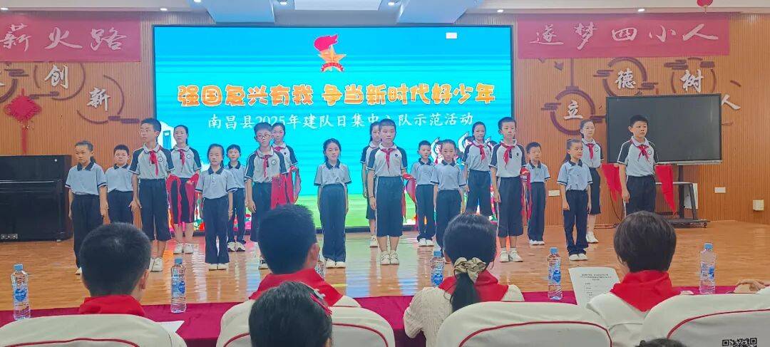 我县各级少先队组织开展“强国复兴有我 争当新时代好少年”建队日主题活动