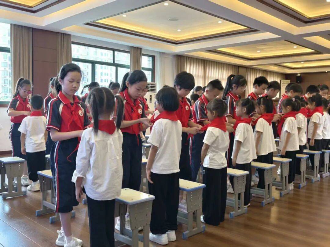 我县各级少先队组织开展“强国复兴有我 争当新时代好少年”建队日主题活动