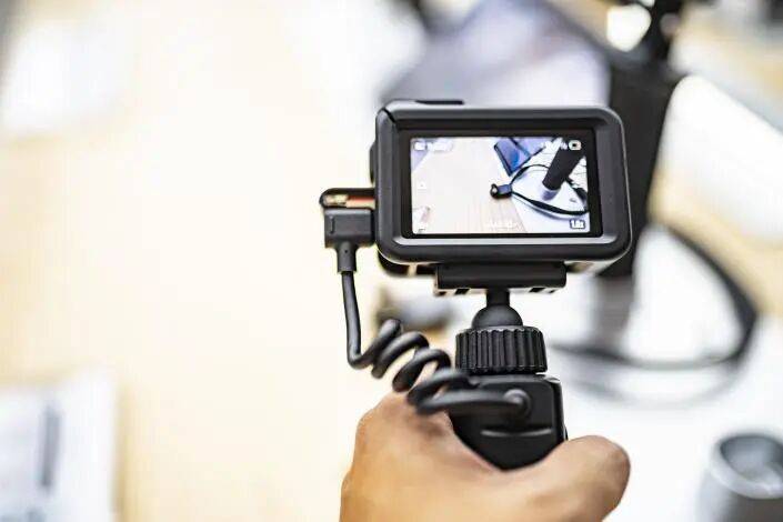 硬刚“背刺”争议，大疆为何主动降价？