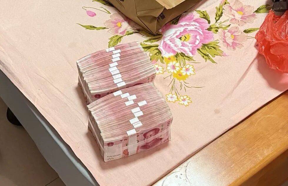 女子紧攥20万现金大哭：我自己的钱，还不能自由支配？