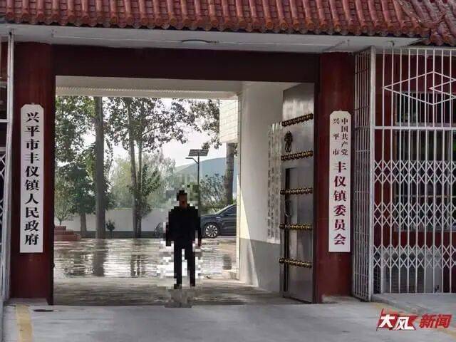 陕西兴平56岁女教师骑电动车“撞树枝”身亡，交警判定担主责，家属提出诸多质疑，多方回应