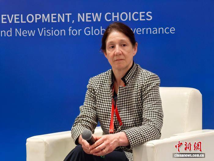 希拉里：中国在太阳能和电动车等领域的优异成绩令人深刻