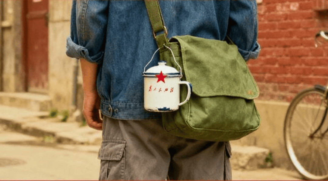 “50块帆布包配3000块包挂”，时髦年轻人背半个身家出门