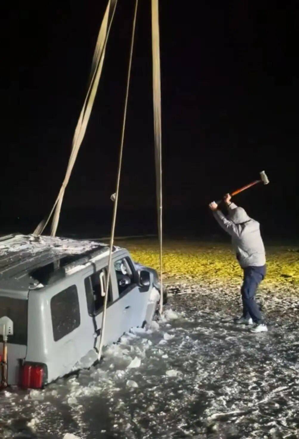 河北一越野车在水库冰面练漂移，冰层突然破裂，车轮落水被冻6小时，找来吊车深夜将车吊出