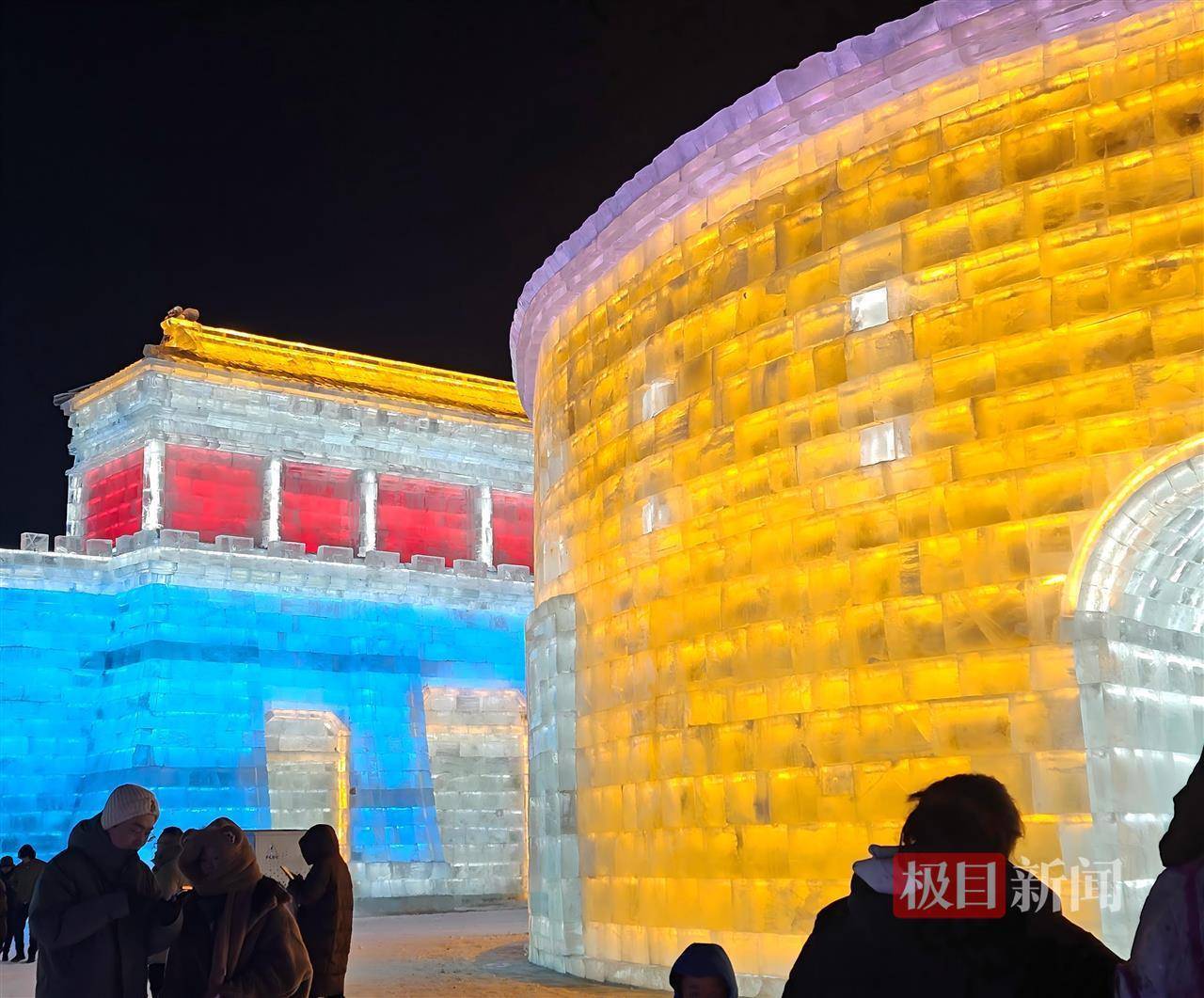 哈尔滨冰雪大世界有多宠游客：结冰路面游客易打滑，工作人员铺棉纸解决