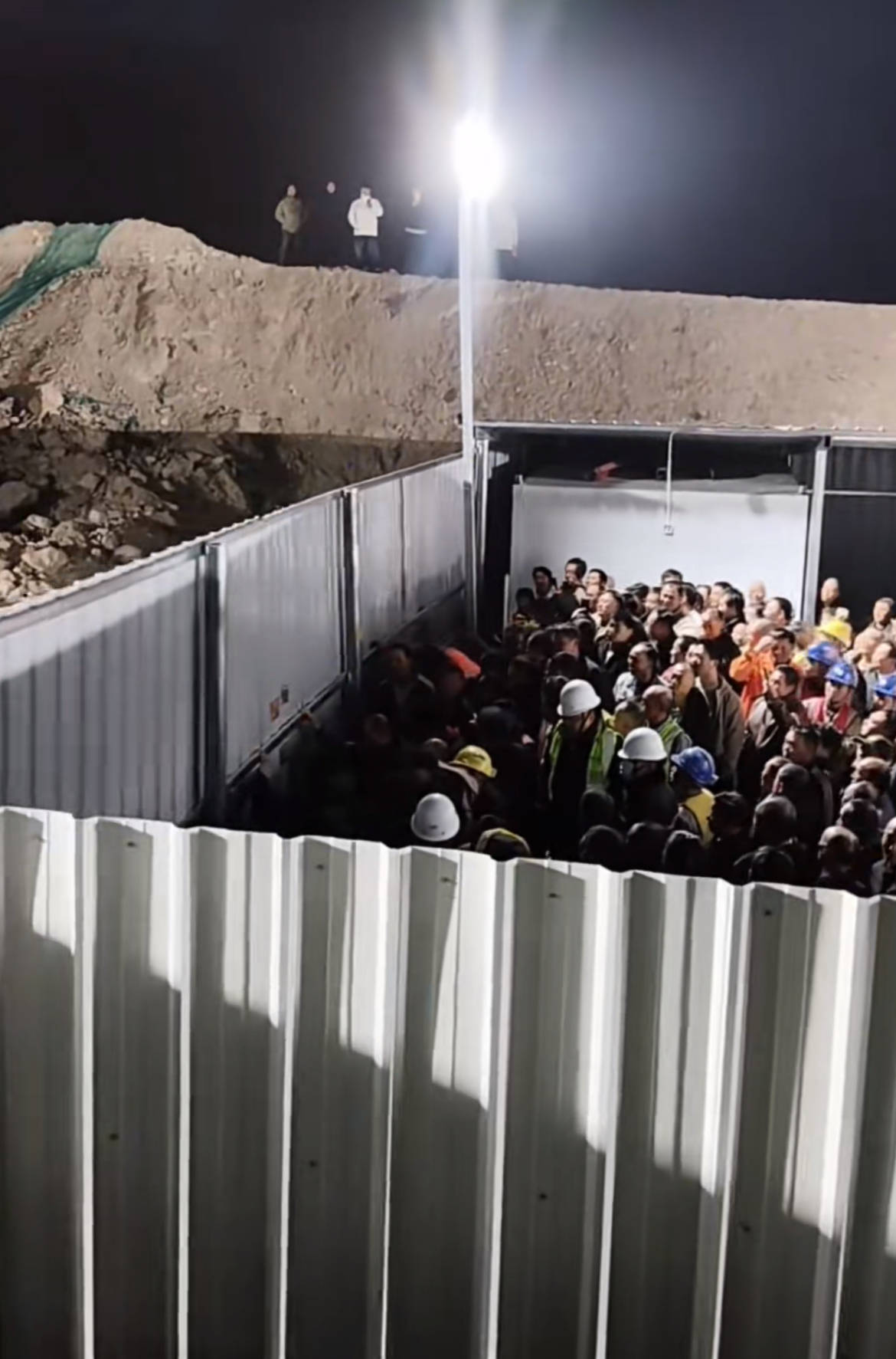 不许工人外出吃饭必须吃食堂？限制工人自由？厦门住建辟谣：警方经调查证实为不实信息