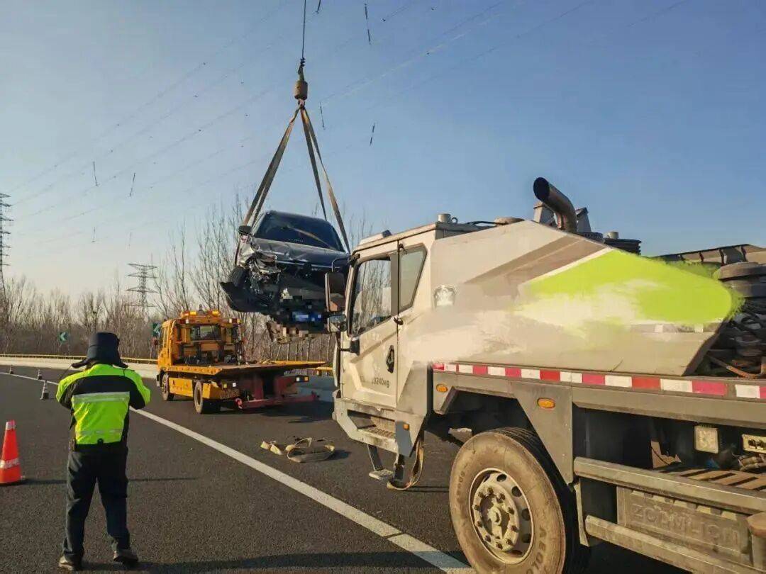 惊险！青岛一高速枢纽，一辆车以157km/h过弯道，旋转两圈差点“飞”到桥下！